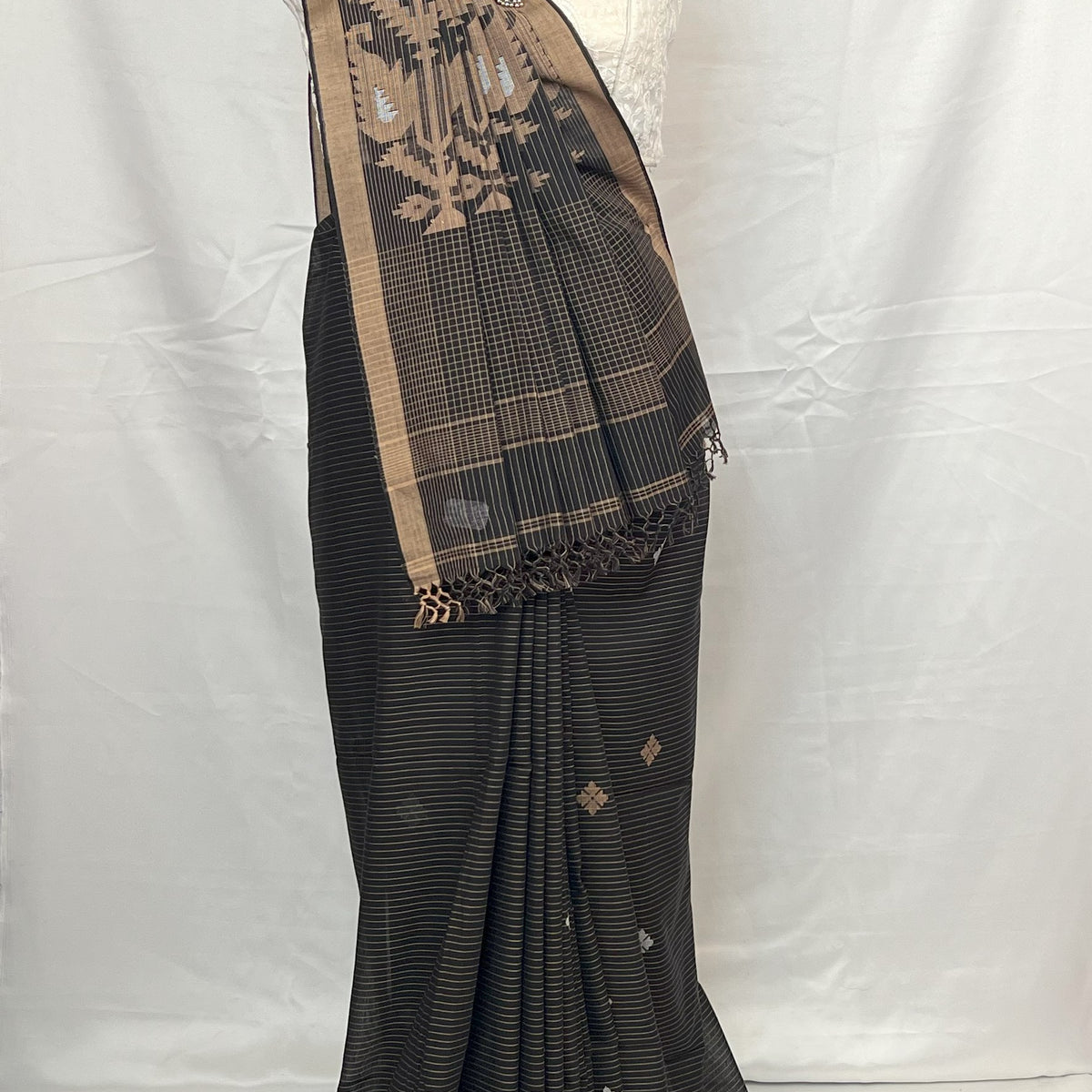 Black and Golden Handloom Saree – Premium cotton festive styling