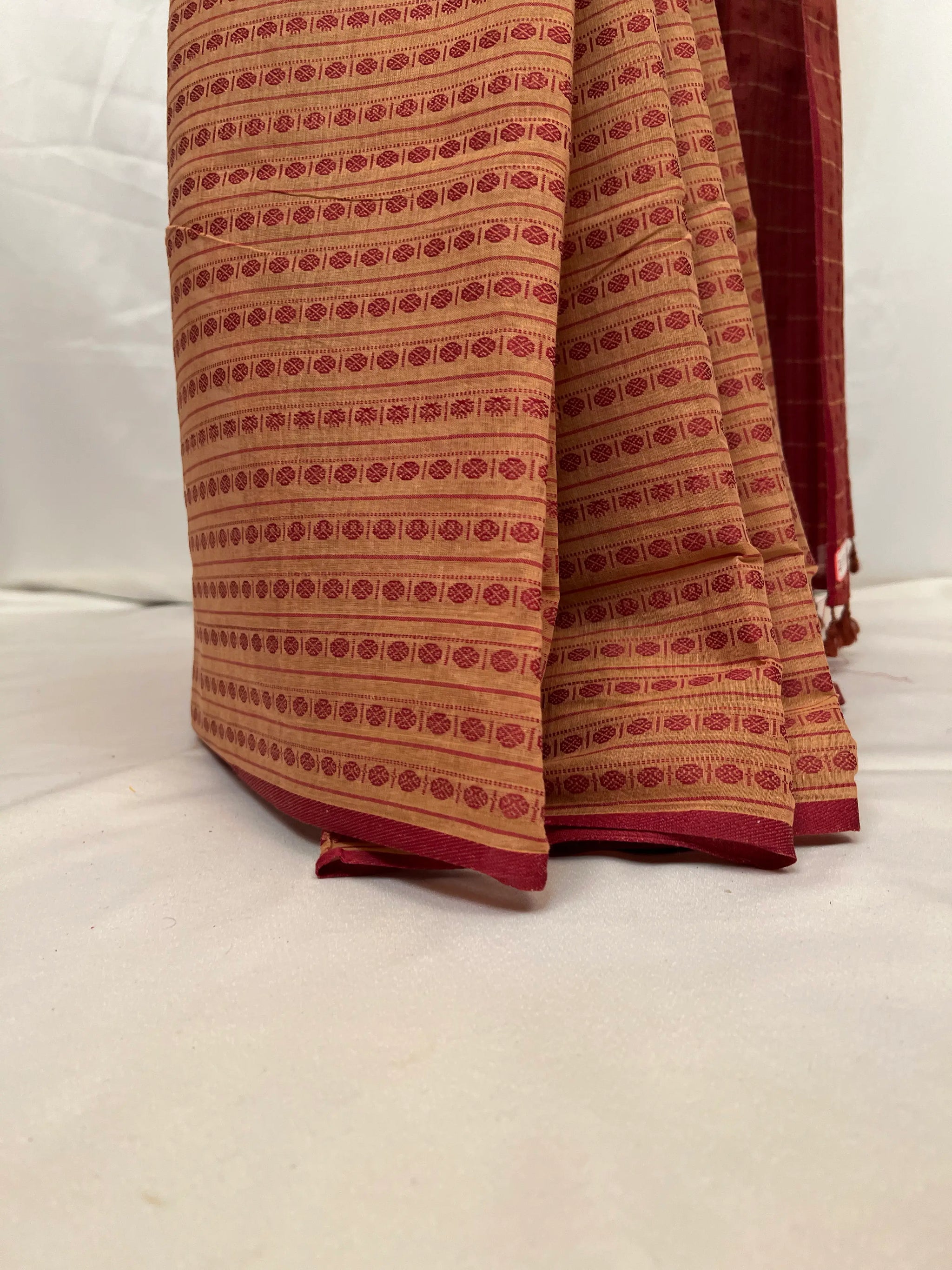 Pallu design of handwoven beige cotton saree.