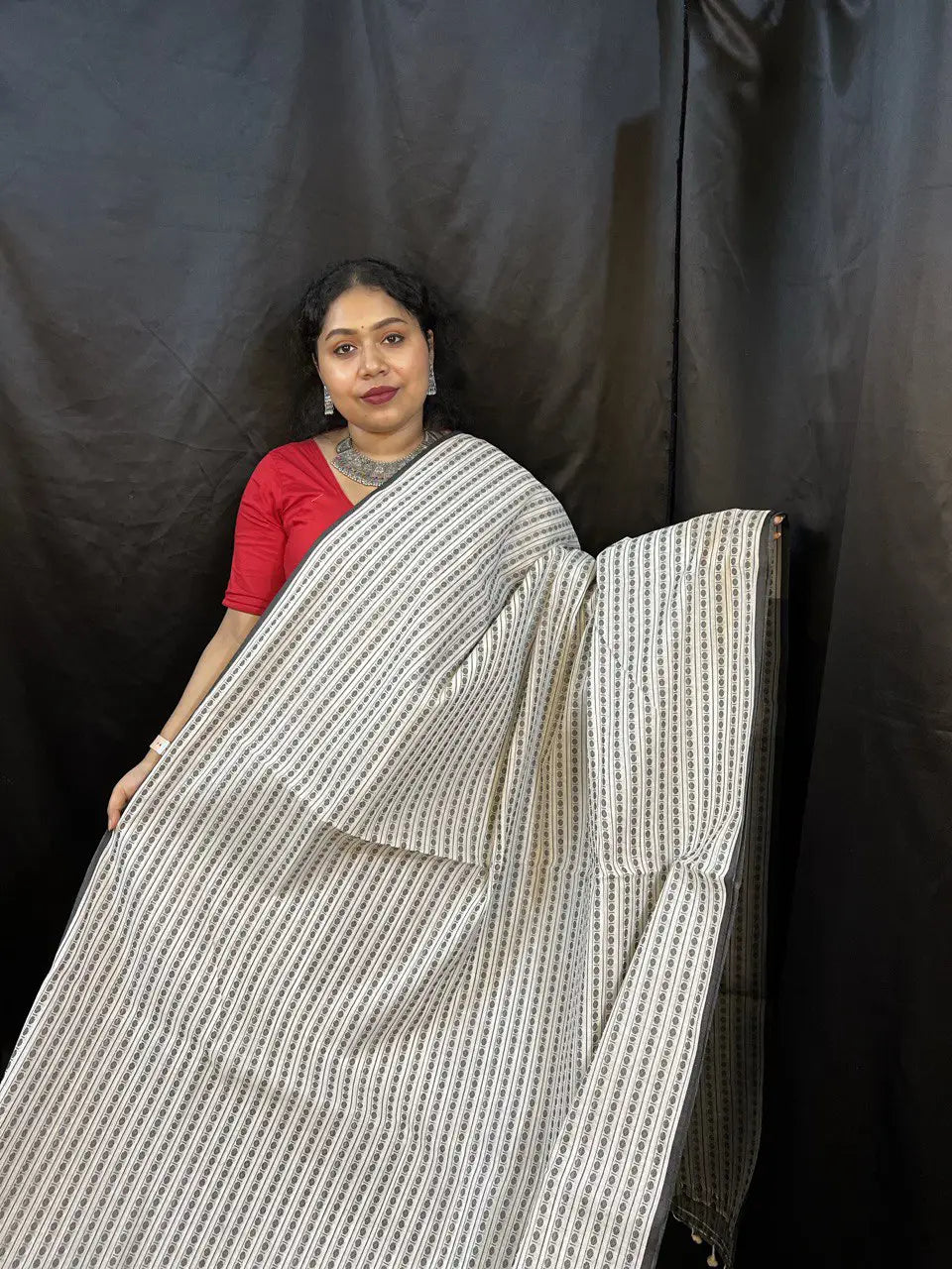 Black & White Handloom Cotton Saree – Bengal Woven | Vaarnali