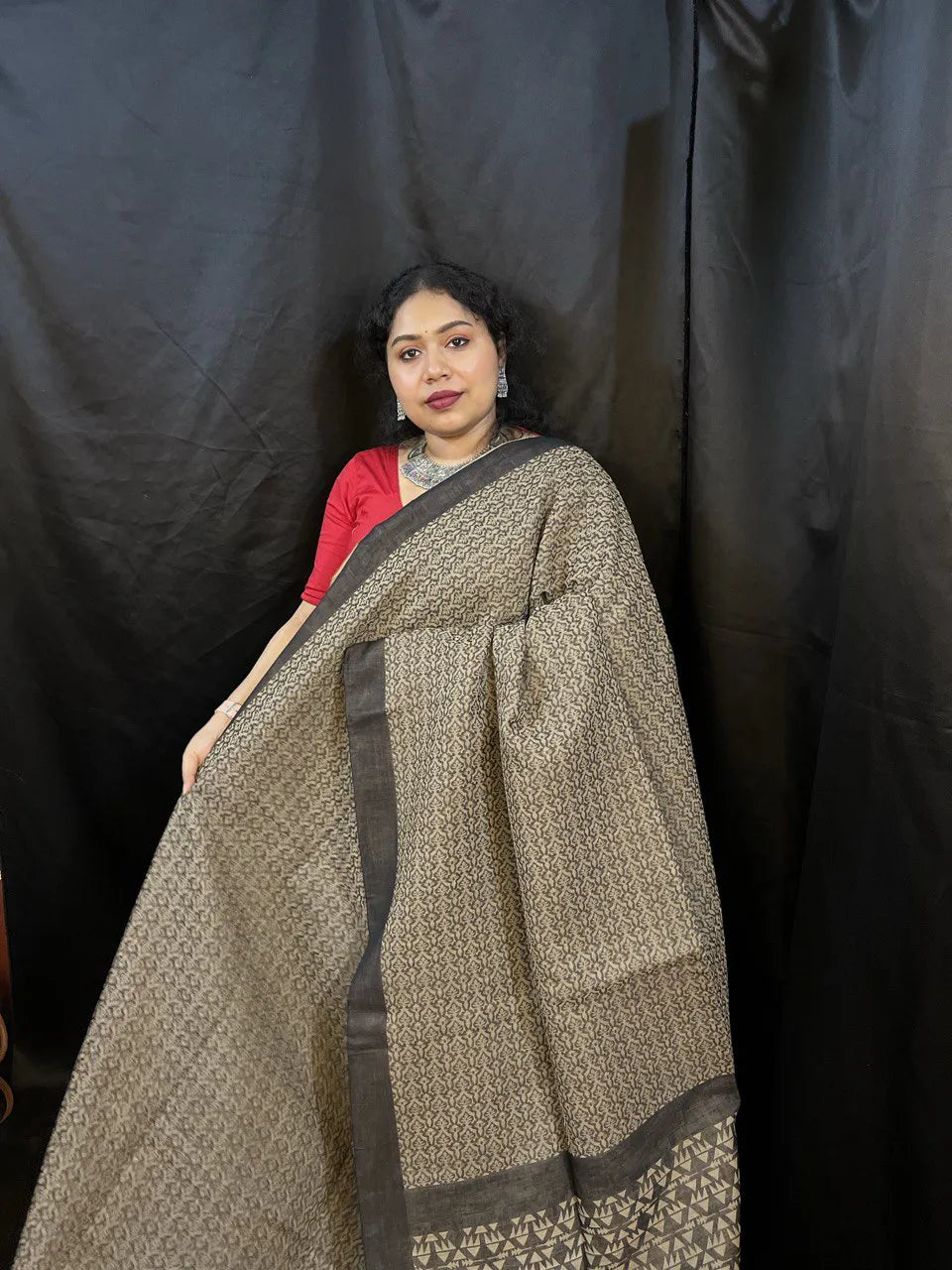 Reverse Saree – 2 in 1 Black & Beige Handloom Cotton Saree by Vaarnali