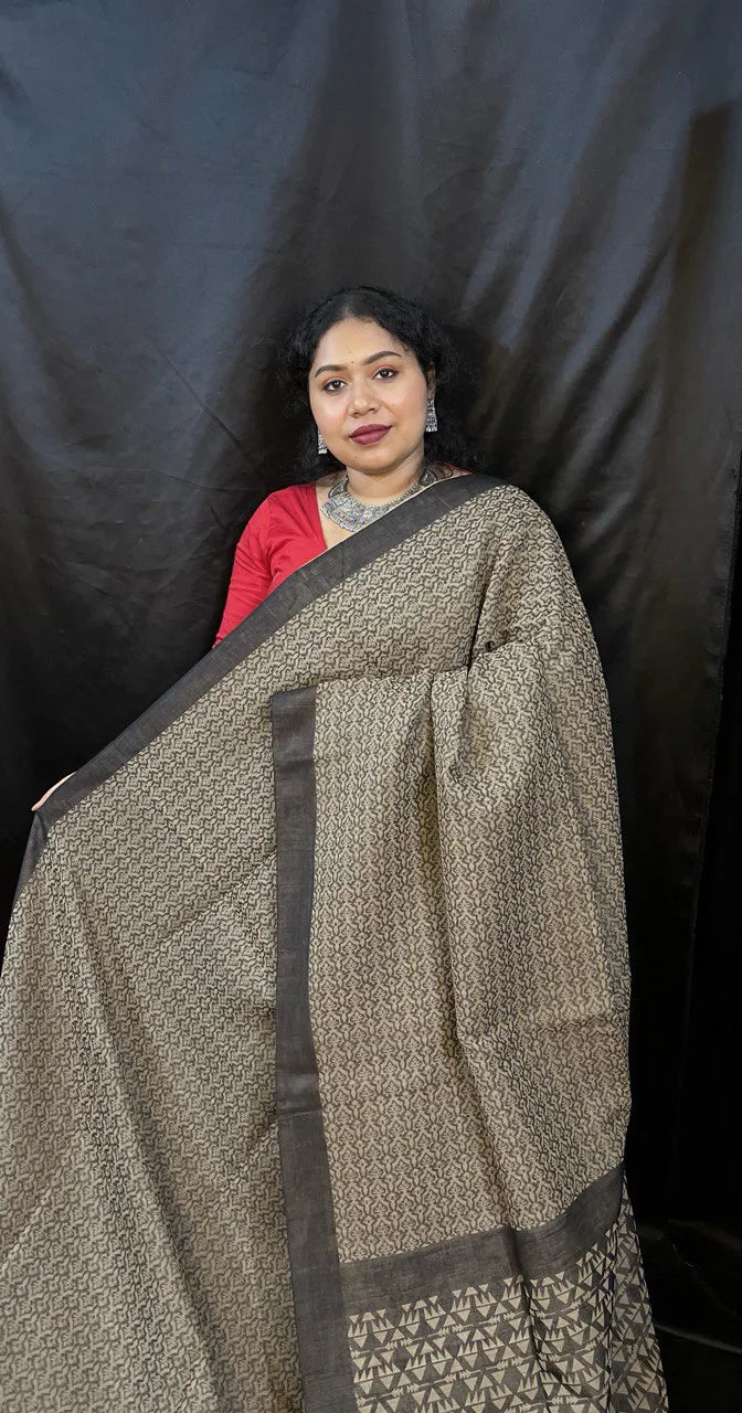 Reverse Saree – 2 in 1 Black & Beige Handloom Cotton Saree by Vaarnali