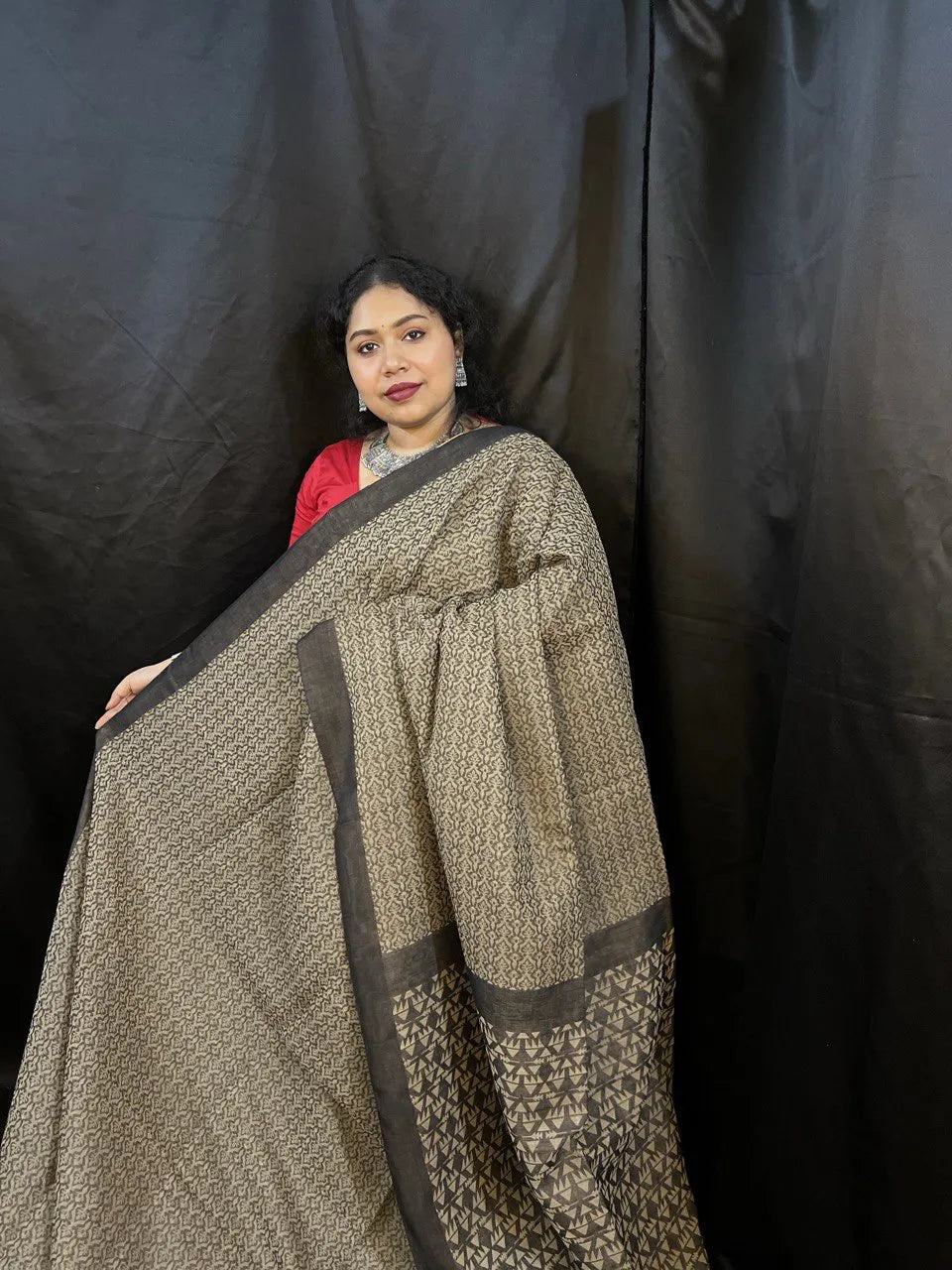 Reverse Saree – 2 in 1 Black & Beige Handloom Cotton Saree by Vaarnali
