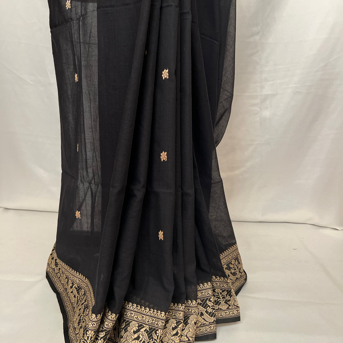 Cotton Baluchari Saree Pallu – Closeup of black handloom motifs