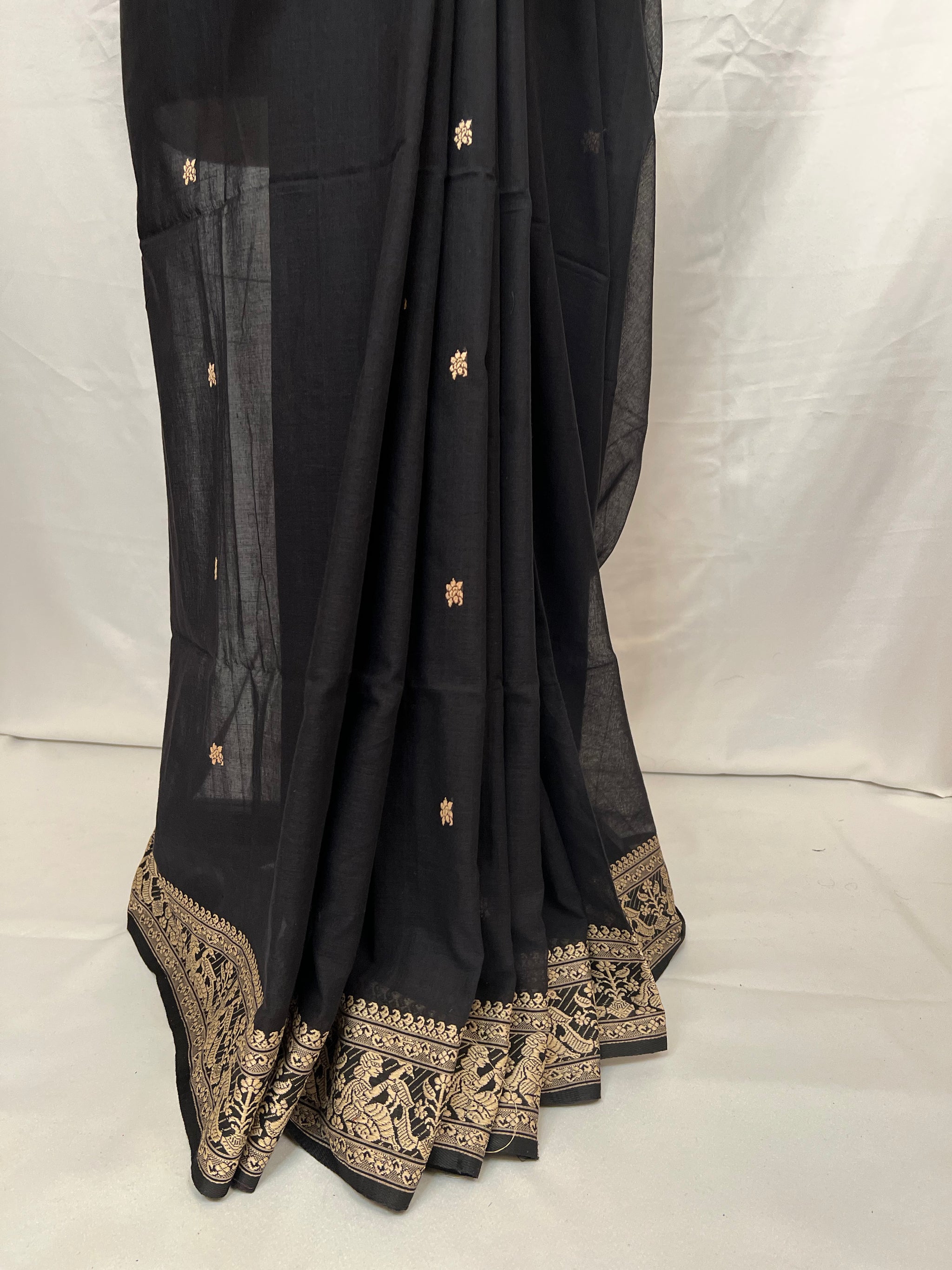 Cotton Baluchari Saree Pallu – Closeup of black handloom motifs