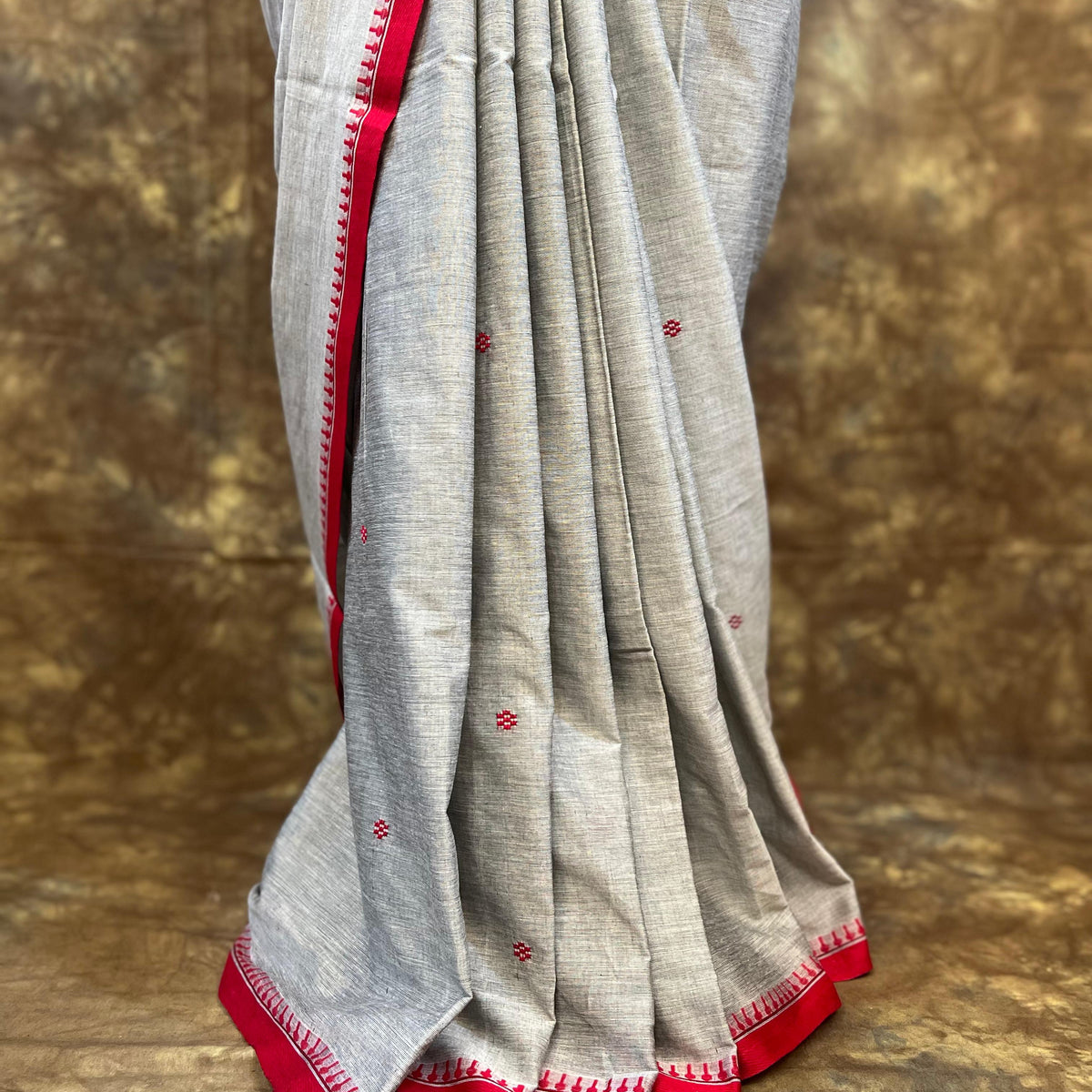 Handwoven border detail of Red White Ash Cotton Saree – Bengali festive wear