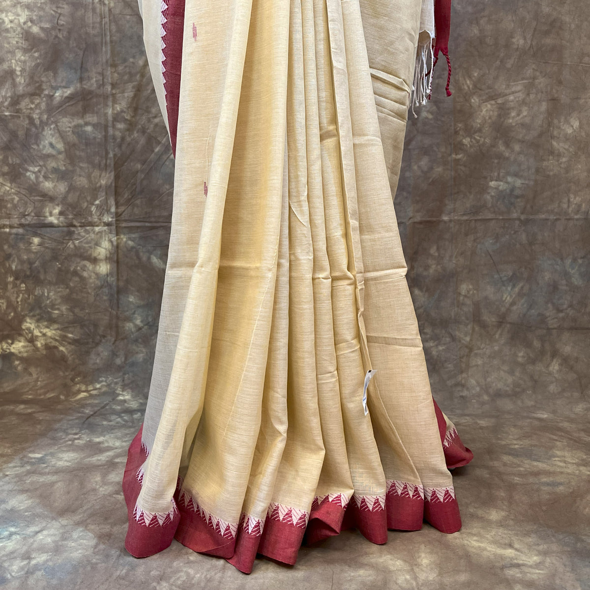 Traditional Bengali look in Red White Beige Handloom Cotton Saree – Graceful farewell saree
