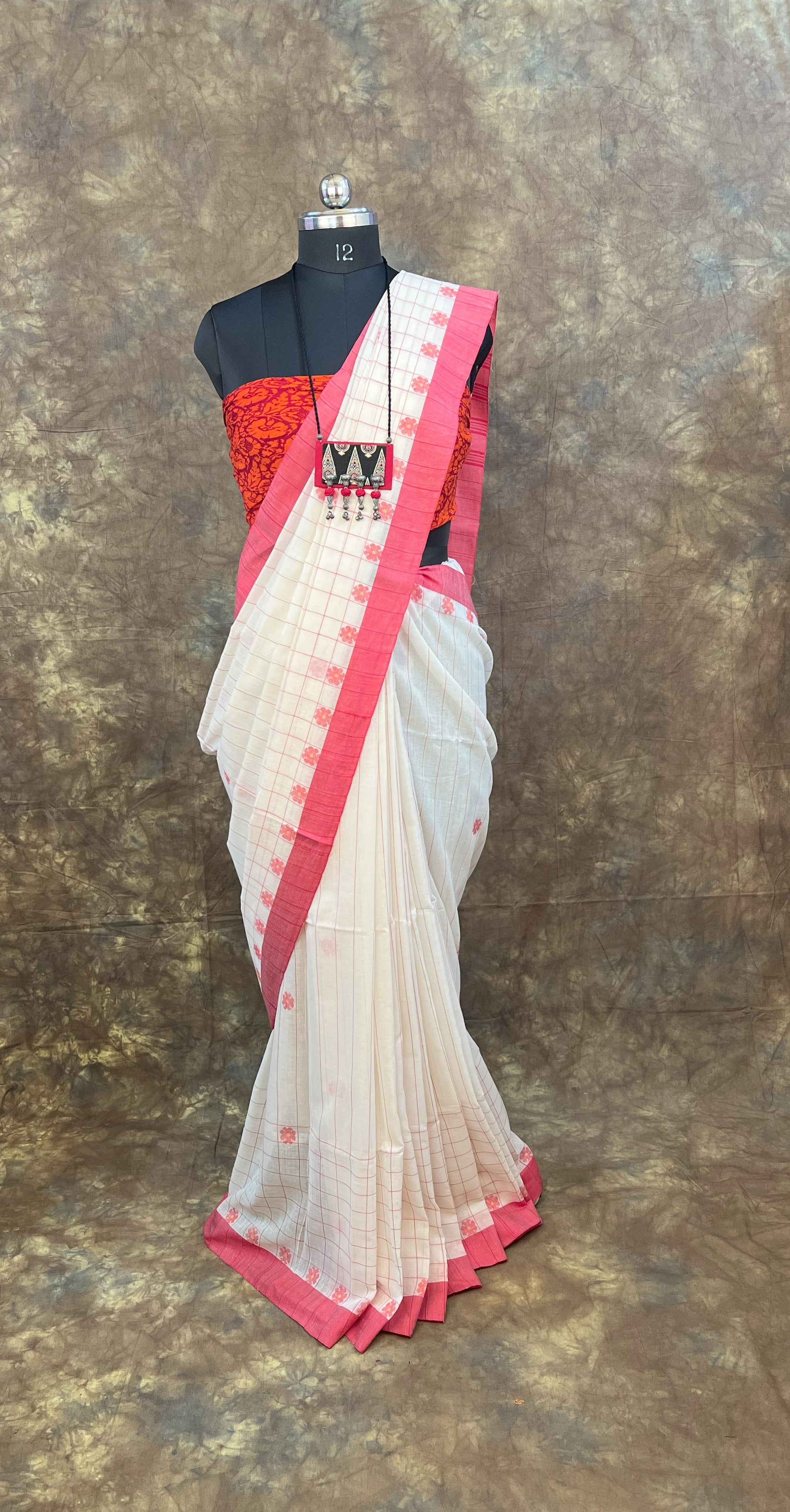 Bengali woman draped in Red White Saree inside Durga Puja pandal – Handloom festive wear