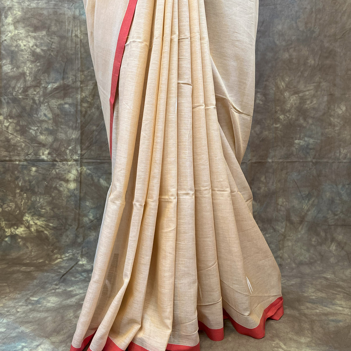 Bengali woman styled in Red White Chandan Handloom Saree – Elegant cotton saree for Durga Puja celebrations