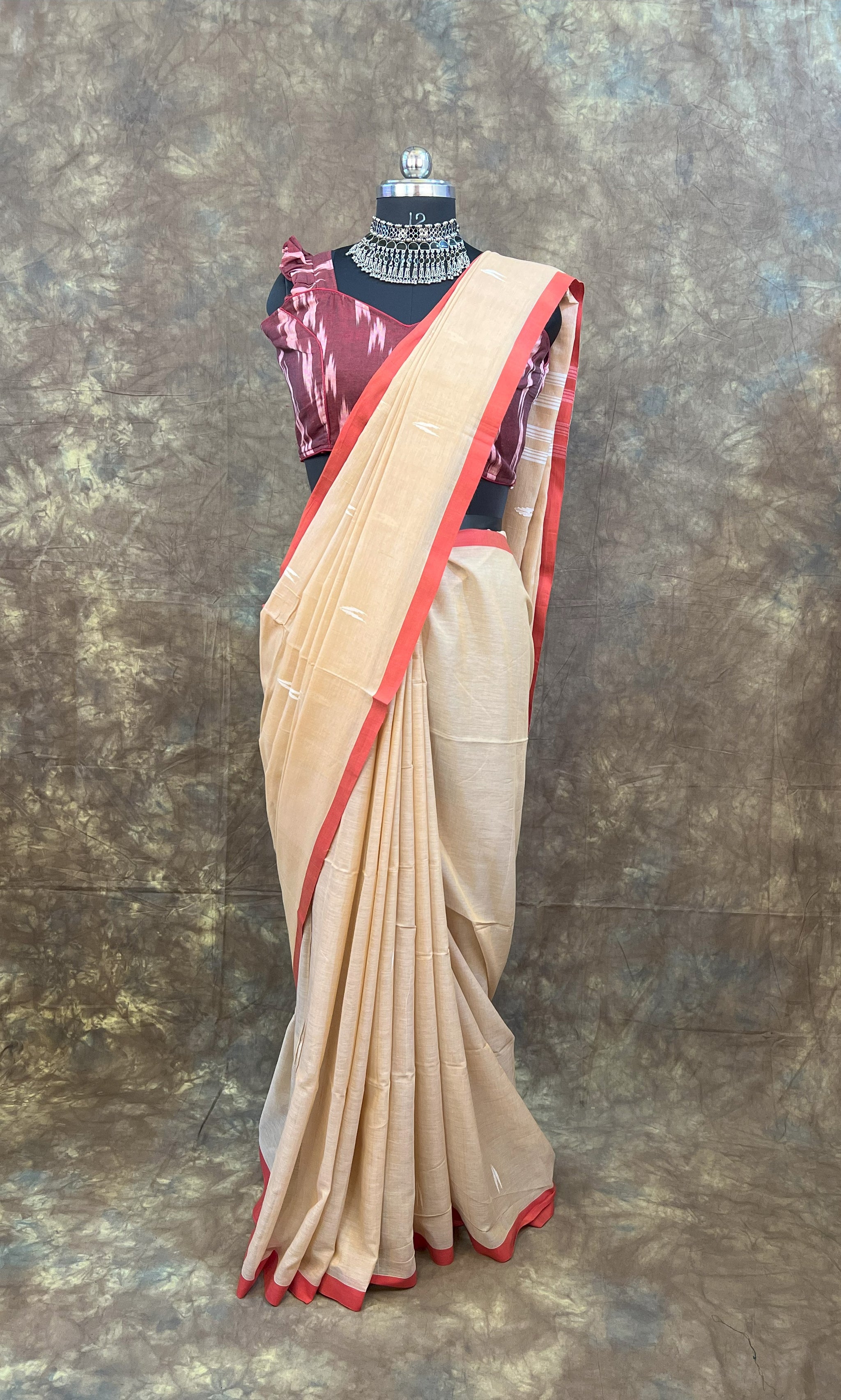 Close-up of pallu design on Red White Chandan Handloom Saree – Handloom cotton saree for festive occasions