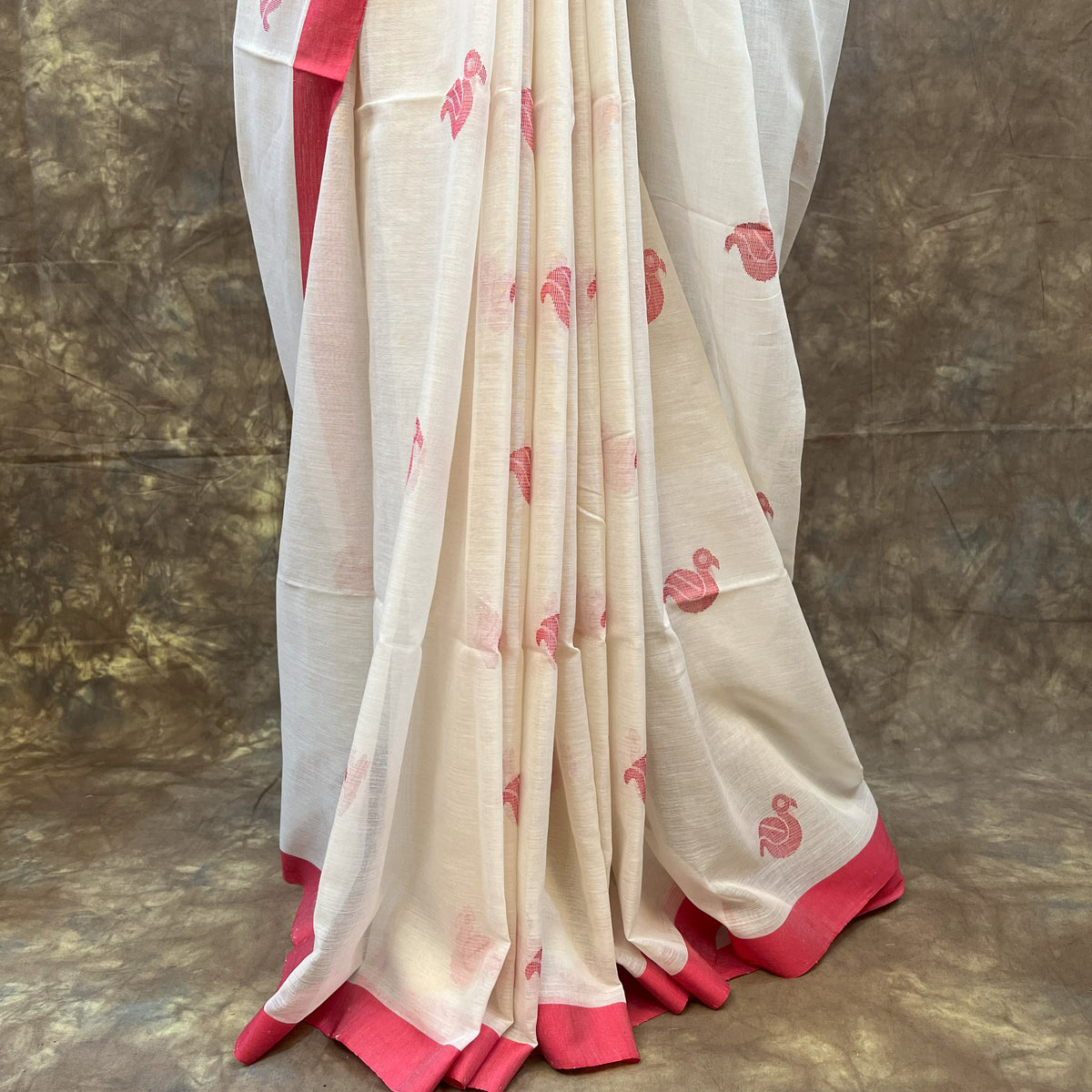 Front view of Red White Handloom Cotton Saree – Traditional Bengali festive saree for Durga Puja