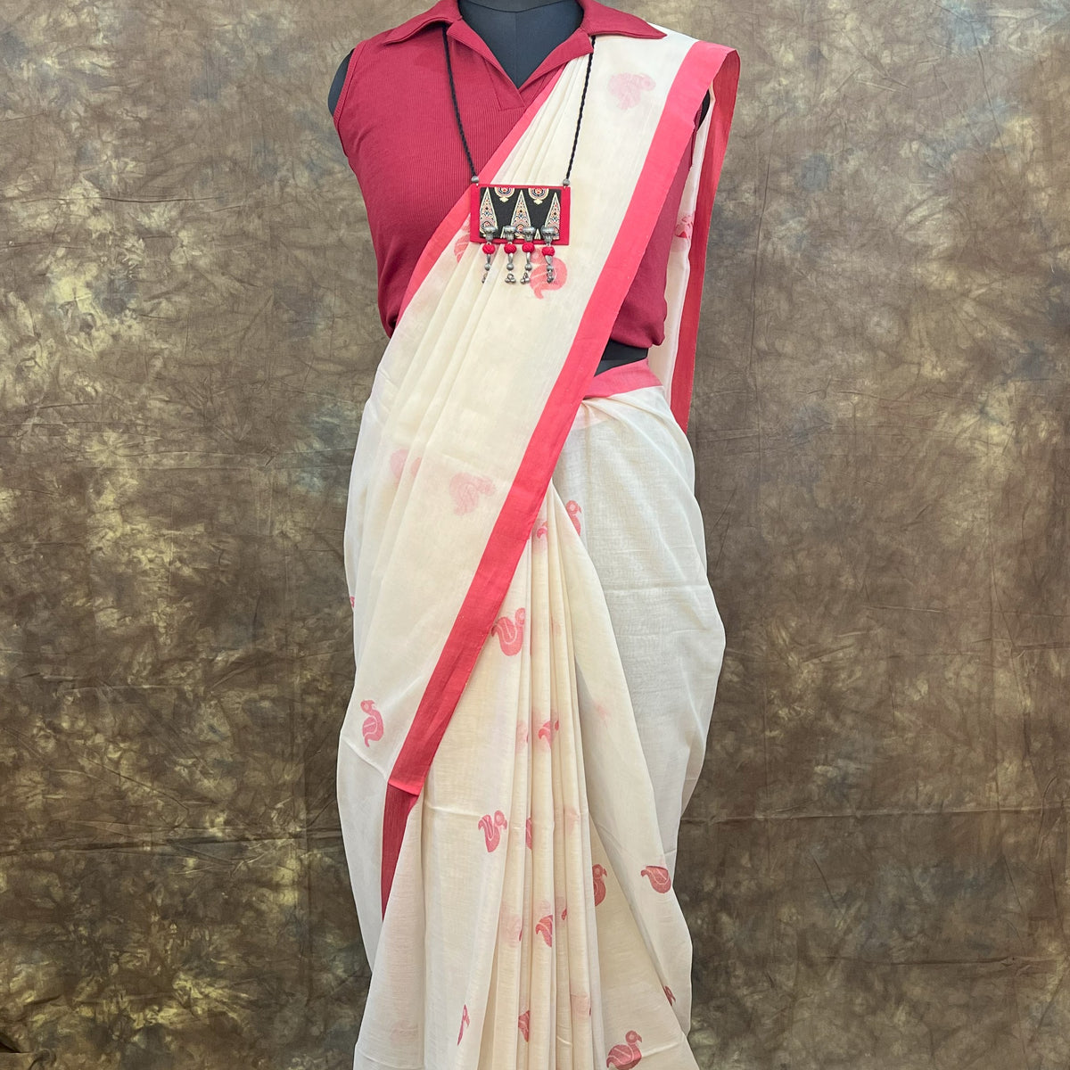 Elegant pallu drape of Red White Handloom Cotton Saree – Classic festive wear for women