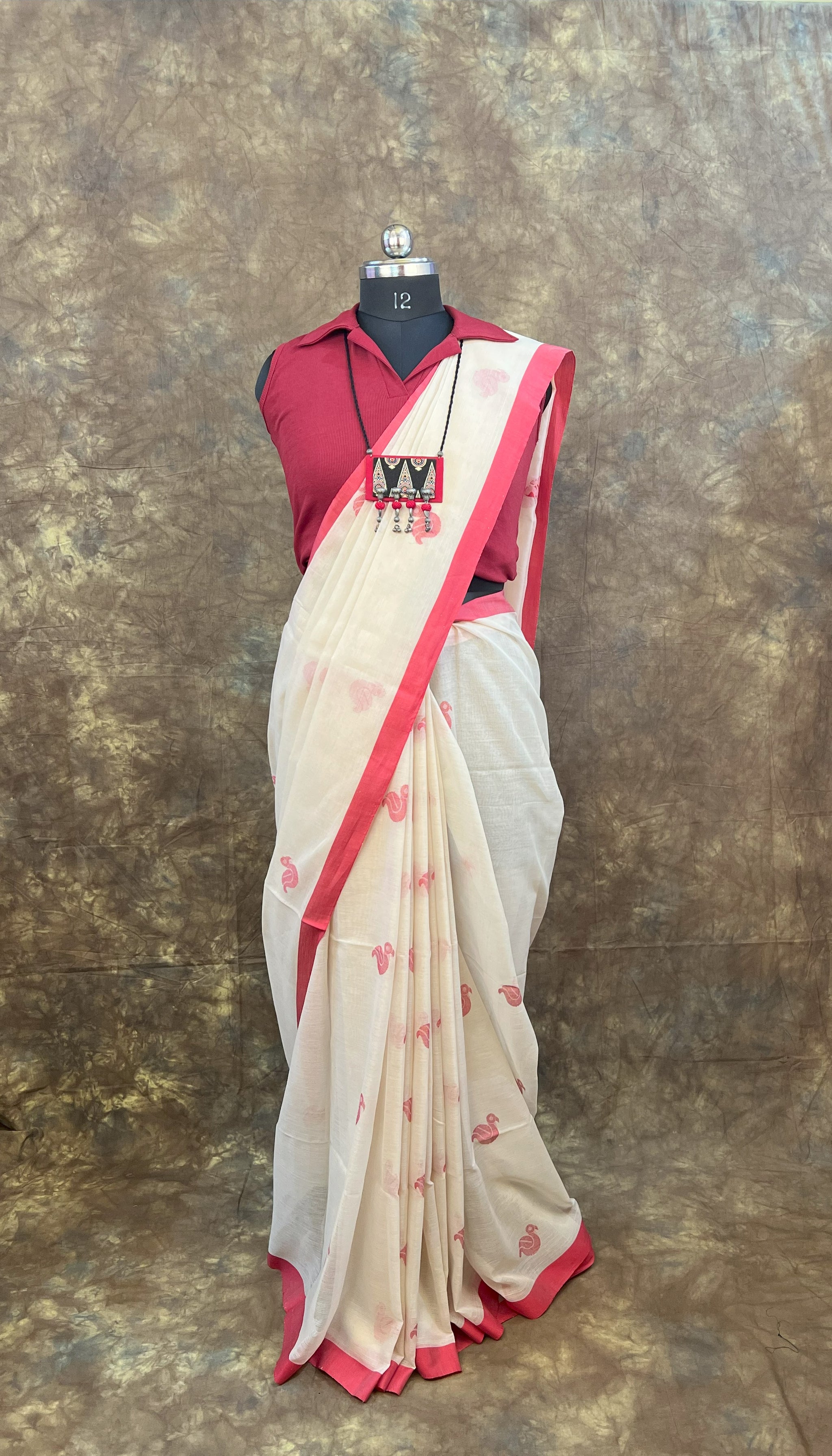 Elegant pallu drape of Red White Handloom Cotton Saree – Classic festive wear for women