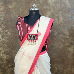 Red White Handloom Cotton Saree paired with traditional gold jewellery – Ideal Durga Puja saree
