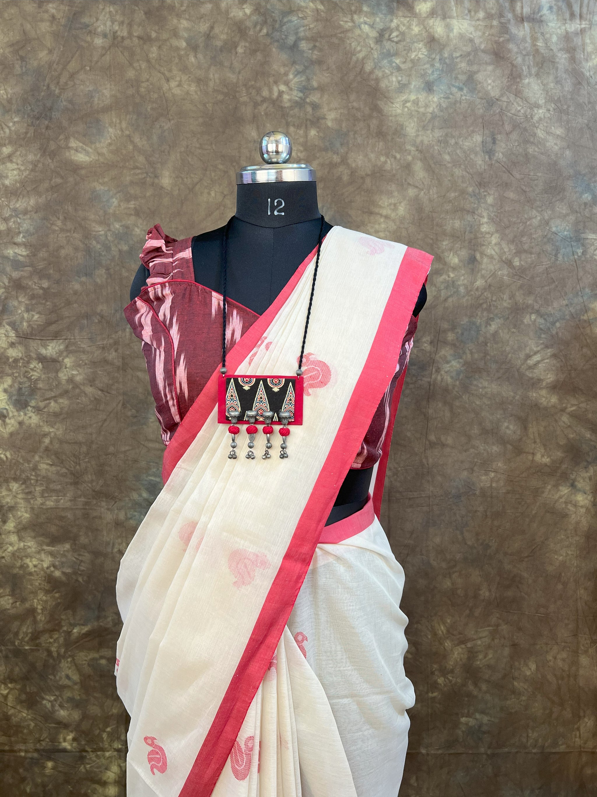 Red White Handloom Cotton Saree paired with traditional gold jewellery – Ideal Durga Puja saree
