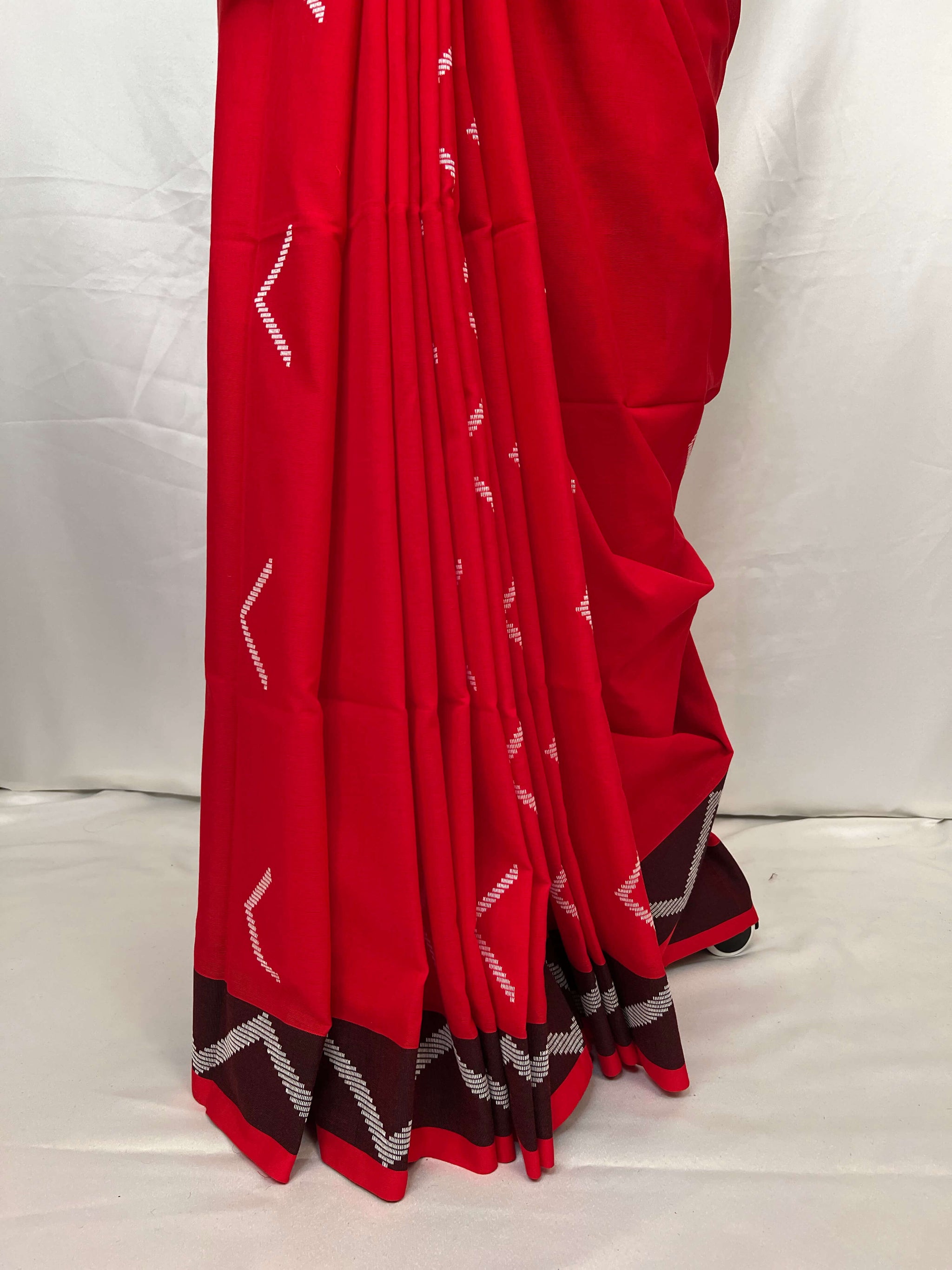 Handloom cotton red white saree for women, lightweight and stylish, ideal for cultural occasions.