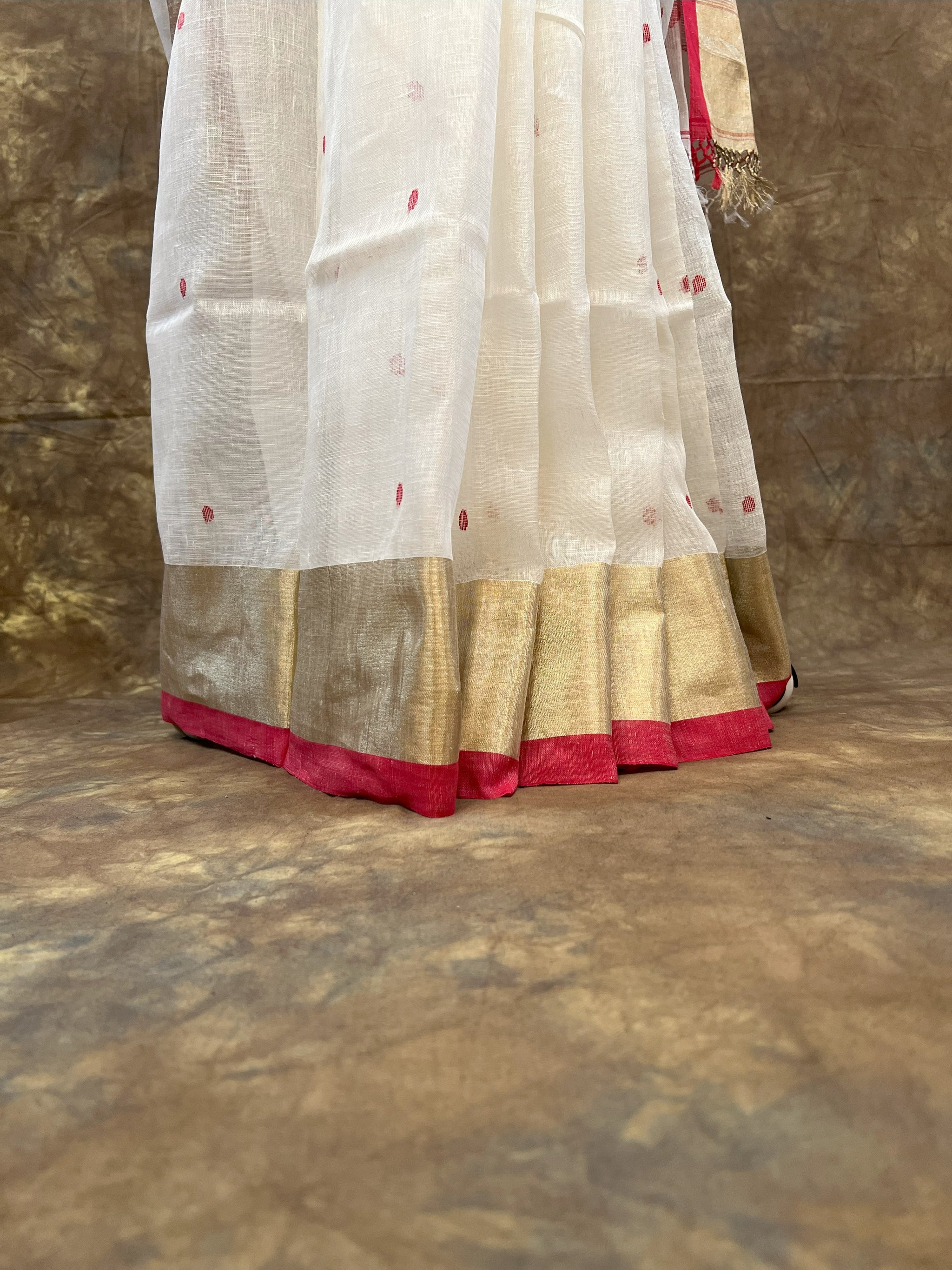 Back view of Red White Linen Saree – Handloom festive wear for Durga Puja by Vaarnali