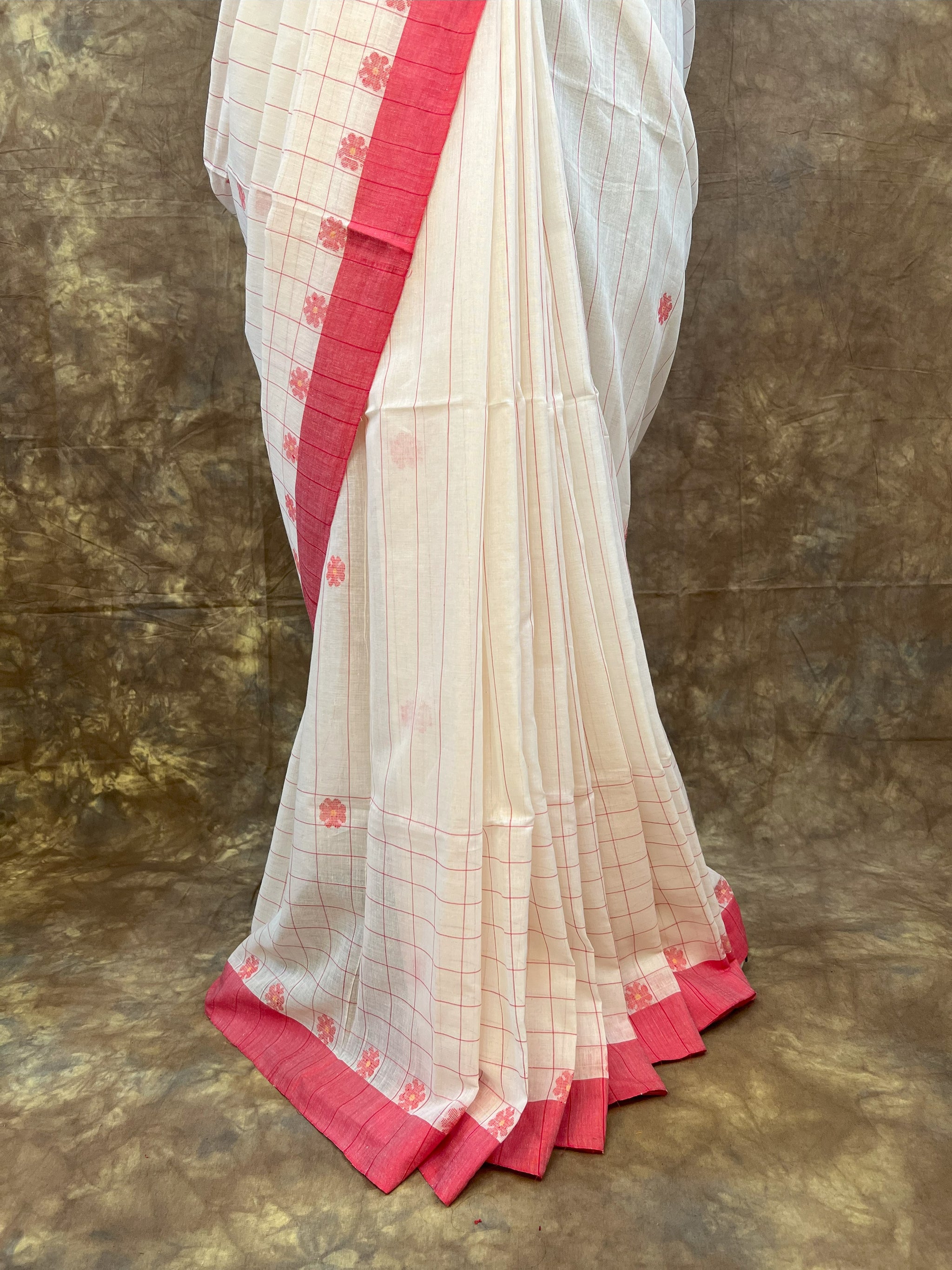 Close-up of border design on Red White Sindoor Khela Saree – Handloom craftsmanship