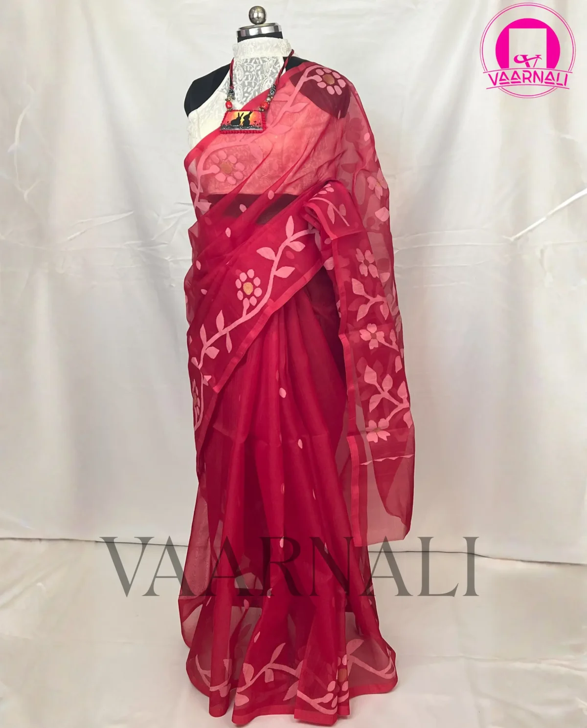 Detailed view of the pallu of a handloom Red Muslin Saree from VAARNALI, displaying intricate Bengali Muslin Saree weaving patterns.